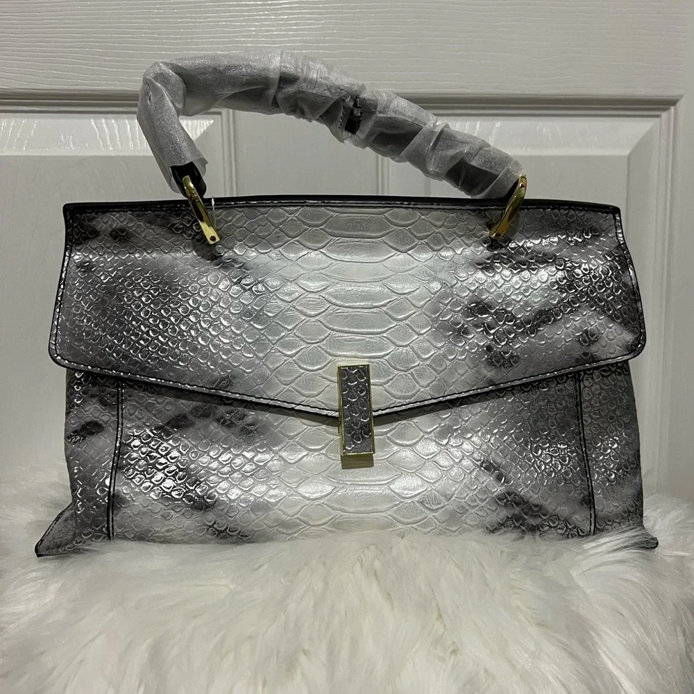 💗 *NEW* Elegant‎ Silver Crocodile Pattern Handbag